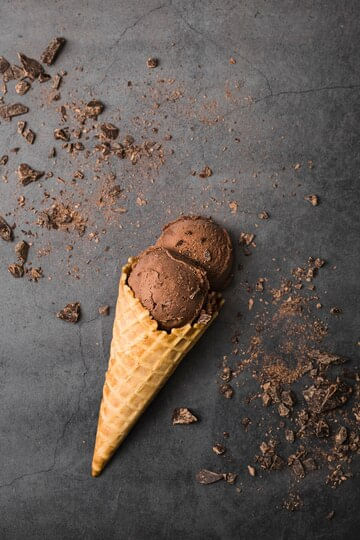 flat-lay-cone-with-ice-cream-table_23-2148422089